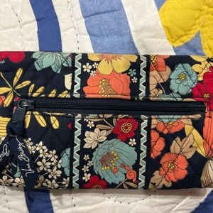 Vera Bradley Wallet - Magnetic closure